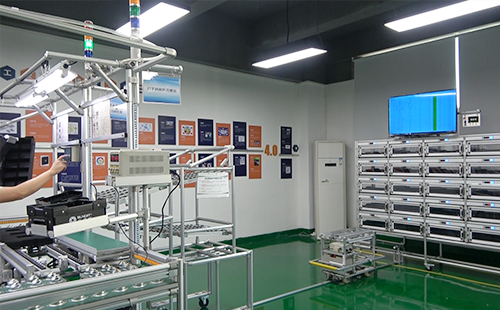 雙向潛伏式移載AGV小車(chē) 雙向潛伏式移載AGV小車(chē)